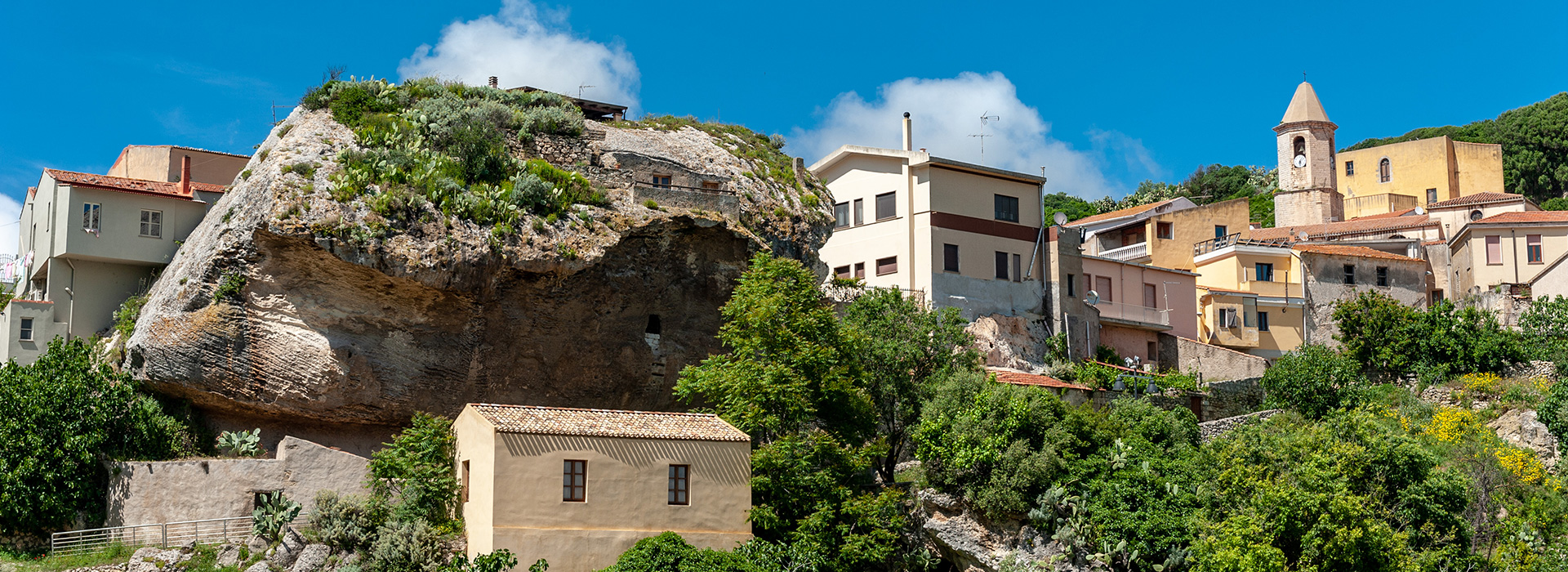 <p>L’antico borgo di Sedini si trova al centro della regione storica dell’Anglona nel nord della Sardegna. Dista circa 50 km dal capoluogo Sassari, circa 10 Km dal mare, ad un’altitudine di 350 metri sul livello del mare.</p>
